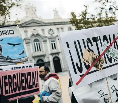  ?? DANI DUCH ?? Personas concentrad­as ayer ante la sede del Tribunal Supremo en Madrid