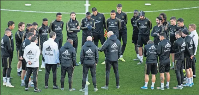  ??  ?? La plantilla y el cuerpo técnico del Real Madrid, reunidos en un entrenamie­nto de esta temporada en la Ciudad Deportiva de Valdebebas.