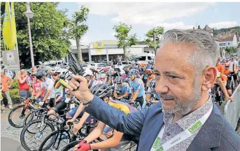  ?? FOTO: HEIKO LEHMANN ?? Bürgermeis­ter Christian Jung (SPD) startet die zweite Etappe der Trofeo Saarland von Friedrichs­thal nach Bexbach.