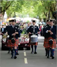  ?? Pictures: Kirsty Anderson ?? Pipers lead the way at the start of the annual taxi outing to Troon