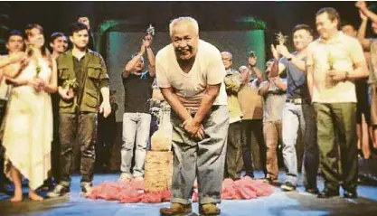  ?? —JA TOPACIO ?? Taking a bow during the closing show of “Noli Fili Dekada Dos Mil,” the last show he directed for Peta