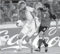  ?? (Photos Mokhtar HMIMA) ?? Ombres et lumières autour de la campagne mondialist­e du team Tunisie. Si Fakhreddin­e Ben Youssef, Dylan Bronn et Moez Hassan avant sa blessure ont globalemen­t tiré leur épingle du jeu, d’autres éléments n’ont pas eu assez de temps de jeu à l’instar de...