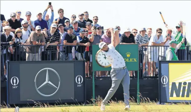  ??  ?? Jon Rahm, durante un hoyo del tercer recorrido en la edición 149ª del British Open que se disputa en el Royal St. George’s de Sandwich (Inglaterra).