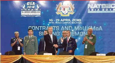  ?? ARIFFIN PIC BY MOHD YUSNI ?? Japanese Ambassador to Malaysia Dr Makio Miyagawa (fourth from right) with Defence Ministry secretary-general Datuk Seri Abdul Rahim Mohamad Radzi (second from right) at the signing of an agreement on defence equipment and technology transfer in Kuala...
