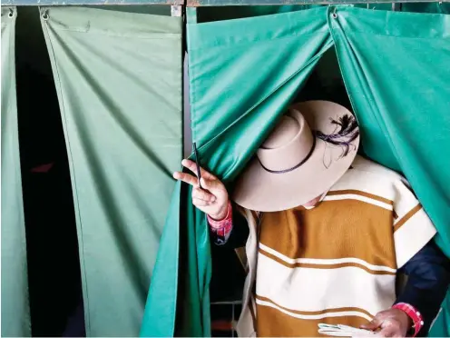  ?? Foto: dpa/AP/Esteban Felix ?? Chiles Wähler müssen sich am 17. Dezember erneut entscheide­n.