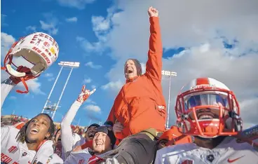  ?? ROBERTO E. ROSALES/JOURNAL ?? Bob Davie is carried off the field after the Lobos defeated UTSA to win the New Mexico Bowl in 2016.