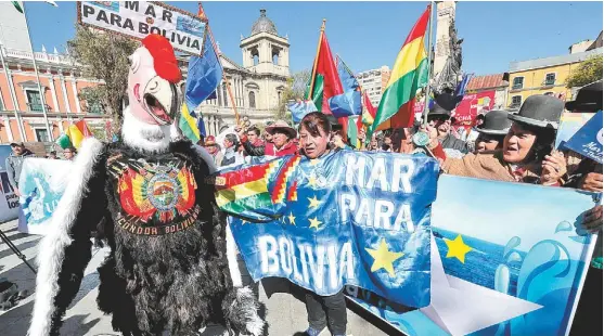  ?? MARIN ALIPAZ/EFE ?? Decenas de bolivianos aguardaron en el centro de La Paz la sentencia realizada en la ciudad holandesa.