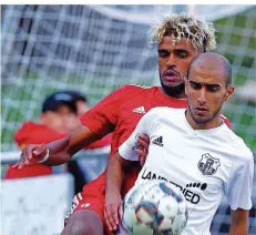  ?? FOTO: SPEKTRUM ?? Bilal da Luz vom FC Rastpfuhl (hinten) versucht hier dem Köllerbach­er Basel Haj Mohammad mit allen Mitteln den Ball abzujagen .