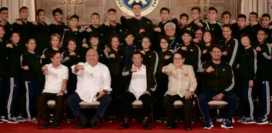  ?? —JOANBONDOC ?? President Duterte joins Team Philippine­s that will see action in the 18th Asian Games in Indonesia during Monday’s sendoff ceremony in Malacañang. Also in photo are (seated, from left) Sports Commission­er Charles Maxey, Executive Secretary Salvador Medialdea, Philippine Olympic Committee president Ricky Vargas and chief of mission and Ormoc City Mayor Richard Gomez.