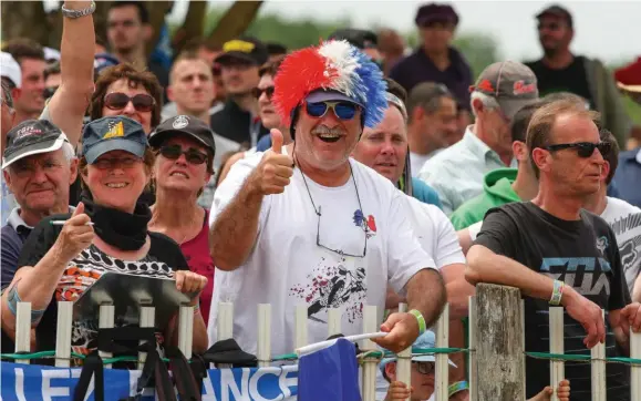  ??  ?? Dès qu’il le peut, Gilou se transforme en premier supporter des forces françaises engagées en Mondial ou au MX des Nations. Le coq le plus tricolore parmi les fans n’est pas près de s’arrêter de chanter.