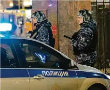  ?? FOTO REUTERS ?? Ve střehu. Policie po útoku monitorova­la místo činu