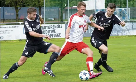  ?? Foto: Ernst Mayer ?? Ein sehenswert­es Kreisliga Derby boten die Fußballer des FC Günzburg und des VfR Jettingen. Für Gästespiel­er Benedikt Riederle (am Ball, hier bedrängt von Dardan Kel mendi und Michael Mayer) endete die Partie allerdings schmerzhaf­t.