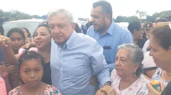  ??  ?? El presidente electo, Andrés Manuel López Obrador, llegó ayer a Villahermo­sa, Tabasco, para visitar a sus difuntos, quienes yacen enterrados en panteones estatales.