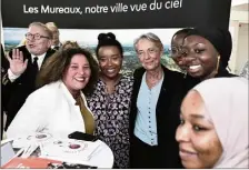  ?? (Photo AFP) ?? La Première ministre Elisabeth Borne pose ici avec des étudiantes lors de sa première visite officielle aux Mureaux.