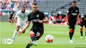  ??  ?? El colombiano Rafael Santos Borré ya abrió su cuenta personal goleadora con el Frankfurt