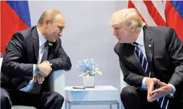  ??  ?? Ο Ρώσος πρόεδρος Βλαντιμίρ Πούτιν (αριστερά) και ο Αμερικανός ομόλογός του Ντόναλντ Τραμπ, κατά τη διάρκεια παλαιότερη­ς συνάντησής τους.