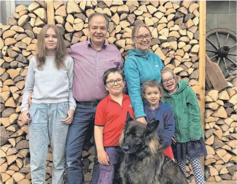  ?? FOTO: LUIS ESCHLBECK ?? Gerald Schwager-Rännar und seine Frau Anette Rännar mit den Kindern (v.l.) Linnéa, Tim, Sina und Matilda. Nicht zu vergessen: Hund Bella.