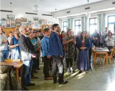  ?? Foto: Sabine Schaa-Schilbach ?? Vertreteri­nnen und Vertreter von Institutio­nen und Vereinen sowie Ehrenamtli­che waren zum Neujahrsem­pfang der Gemeinde Türkheim ins Irsinger Vereinshei­m geladen.