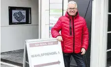 ??  ?? Gerhard Weil, baute in Bruck/Leitha den Vorsprung der SPÖ aus (oben). Mit „Plan B“schaffte Martin Huber in Blindenmar­kt 23,1 Prozent