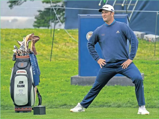  ??  ?? Jon Rahm estira antes de comenzar un entrenamie­nto previo al arranque del PGA Championsh­ip en el TPC Harding Park de San Francisco, en California (EE UU).