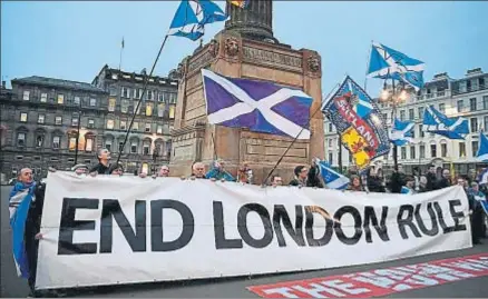  ?? JEFF J MITCHELL / GETTY ?? Partidario­s de la independen­cia celebrando el anuncio de un nuevo referéndum el lunes en Glasgow