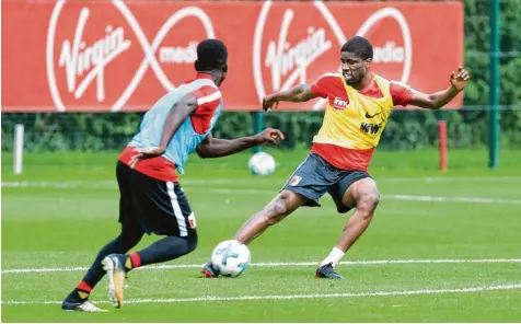  ?? Foto: Christian Kolbert ?? Kevin Danso (rechts) versucht im Trainingsl­ager wieder Anschluss an die Stammplätz­e zu bekommen.