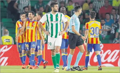  ??  ?? NUEVE GOLES. Betis y Valencia ofrecieron un espectácul­o de goles y emociones en el Benito Villamarín.