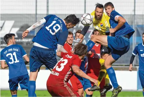  ?? Foto: Gerd Jung ?? Dieser Kopfball von Rains David Bauer (Nummer 19) war eine der Möglichkei­ten, gegen Kottern doch noch einen weiteren Treffer zu erzielen. Diese blieben jedoch ungenutzt, weshalb sich die Tillystädt­er am Ende mit einem Remis begnügen mussten.