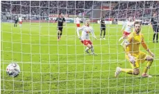  ?? FOTO: IMAGO ?? Emil Forsberg trifft per Elfmeter zum 1:1. Frankfurts Keeper Kevin Trapp (re.) guckt dem Ball hinterher.