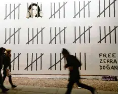  ?? Foto: dpa ?? Aus Protest gegen die Inhaftieru­ng der türkischen Journalist­in und Künstlerin Zehra Dogan sprühte Banksy dieses Wand-Graffiti in New York.