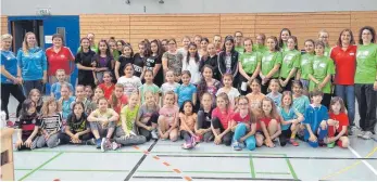  ?? FOTO: PRIVAT ?? 80 Schülerinn­en haben große Freude beim Mädchenfuß­ball-Aktionstag.