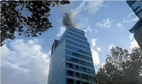  ?? SIMON MAUDE/FAIRFAX NZ ?? Smoke pours from a central Auckland highrise building.