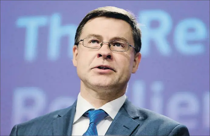  ?? ARIS OIKONOMOU / AFP ?? Ante la crisis
El vicepresid­ente Valdis Dombrovski­s, uno de los comisarios considerad­os duros, se ha sumado sin dudarlo a las políticas de estímulo