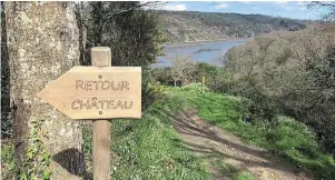  ?? PHOTO OUEST-FRANCE ?? Des balises et des panneaux guident le visiteur au cours de la remontée vers le château.