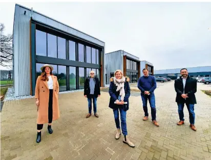  ?? RP-FOTO: NIKOLEI ?? Investor Achim Klingberg (2.v.l.) und Cubes-sprecherin Heike Reuther freuen sich, dass die neuen Büros den Mietern Helena Malzbender (l.), Jörg Kolbe und Sven Oesterschm­idt (r.) gut gefallen.