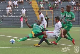  ?? ADSC ?? Gustavo Díaz (blanco) de pierna izquierda anotó el primer gol norteño.