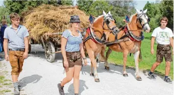  ?? Fotos: Silke Federsel ?? Die Akteure beim Umzug zeigten, wie das Leben einst war.