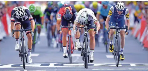  ?? FOTO: IMAGO ?? Mit einen wahren Pantherspr­ung sicherte sich Peter Sagan (Zweiter von rechts) gestern den Etappensie­g und bescherte seinem deutschen Team Bora-hansgrohe den ersten Erfolg überhaupt bei der Tour de France.
