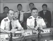  ?? HUANG ZHILING / CHINA DAILY ?? Pilot Liu Chuanjian (left) and with crew members of Sichuan Airlines Flight 3U8633 meet with the media in Chengdu, Sichuan province, on Thursday.