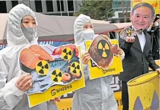  ?? AFP ?? Activistas protestan contra la decisión del gobierno de Japón