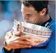  ?? Foto: afp ?? Küsschen für den Pokal: Rafael Nadal ge wann zum zehnten Mal in Paris.