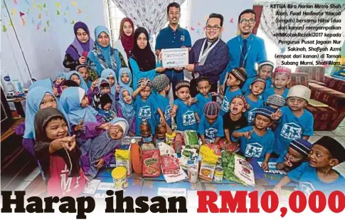  ??  ?? KETUA Biro Harian Metro Shah Alam, Fuad Hadinata Yaacob (tengah) bersama Hilmi (dua
dari kanan) menyampaik­an #HMKotakRez­eki2017 kepada Pengurus Pusat Jagaan Nur
Sakinah, Shafiyah Azmi
Subang Murni, Shah Alam.