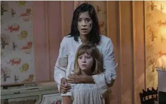  ?? Divulgação ?? Stephanie Sigman e Lulu Wilson em ‘Annabelle 2’, segundo filme da boneca demoníaca