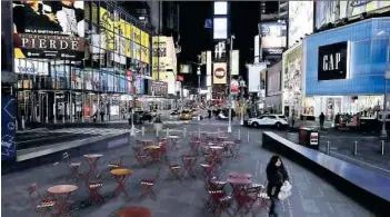  ?? AP/SETH WENIG ?? Der Time Square ist leer gefegt. Die Coronaepid­emie trifft New York mit voller Wucht