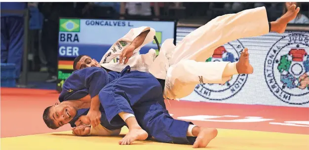  ?? FOTO: HORSTMÜLLE­R ?? So sah es beim Heimspiel in Düsseldorf vor zwei Jahren aus: Johannes Frey (blauer Dress) besiegt Leonardo Goncalves aus Brasilien in der Vorrunde.