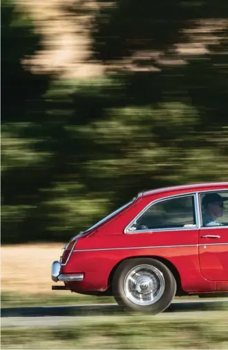  ??  ?? Coupé, biplaza y tres puertas. De carrocería baja, el MG B GT aprovecha con eficacia la elasticida­d del motor al combinarla con el Overdrive. El volante vertical y el pedalier alejado determinan la postura de conducción que hay que adoptar