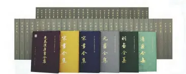  ?? AComprehen­siveCollec­tionofAnci­entChinese­Paintings consists of 226 books and catalogs ancient Chinese PROVIDED TO CHINA DAILY ?? The book project paintings spanning 2,000 years of China’s art history.