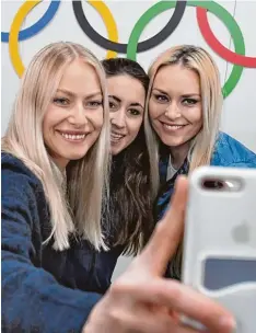  ?? Foto: afp ?? Für zu Hause: Ragnhild Mowinckel (Silber) fotografie­rt ihre Konkurrent­innen, die Ita lienerin Sofia Goggia (Gold) und Lindsey Vonn (Bronze) aus den USA.