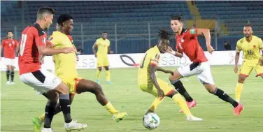  ?? Courtesy: Twitter ?? ↑
Players of Egypt and Angola in action during their World Cup qualifying match on Friday.