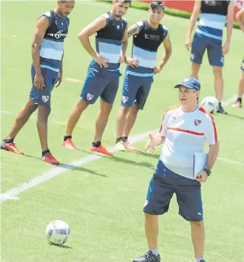  ?? DIEGO DIAZ ?? “De mitad de cancha hacia adelante es donde nos cuesta la posesión”, dijo el técnico.